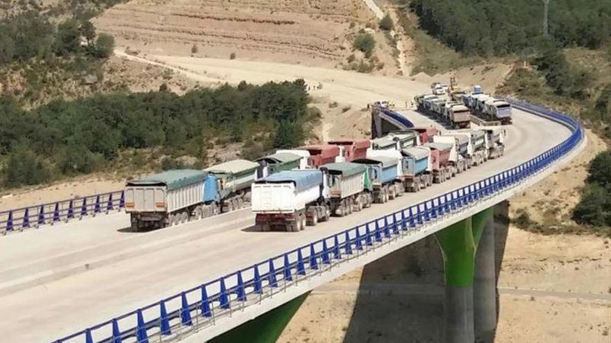 Prueba de carga en un nuevo viaducto de la autovía Mudéjar