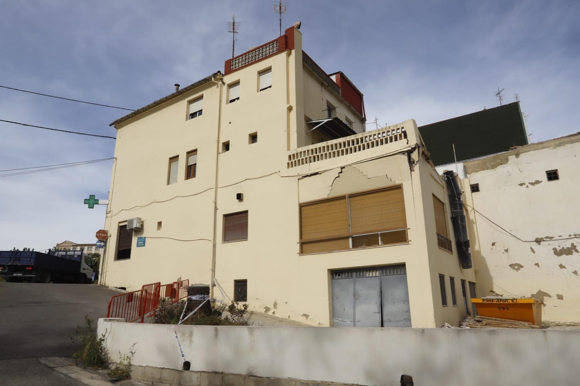 Precintan las inmediaciones de la casa derrumbada en Ontinyent