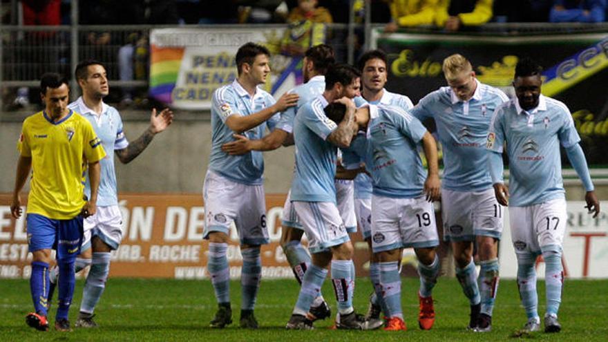 Los jugadores del Celta felicitan a Jonny por su gol // EFE