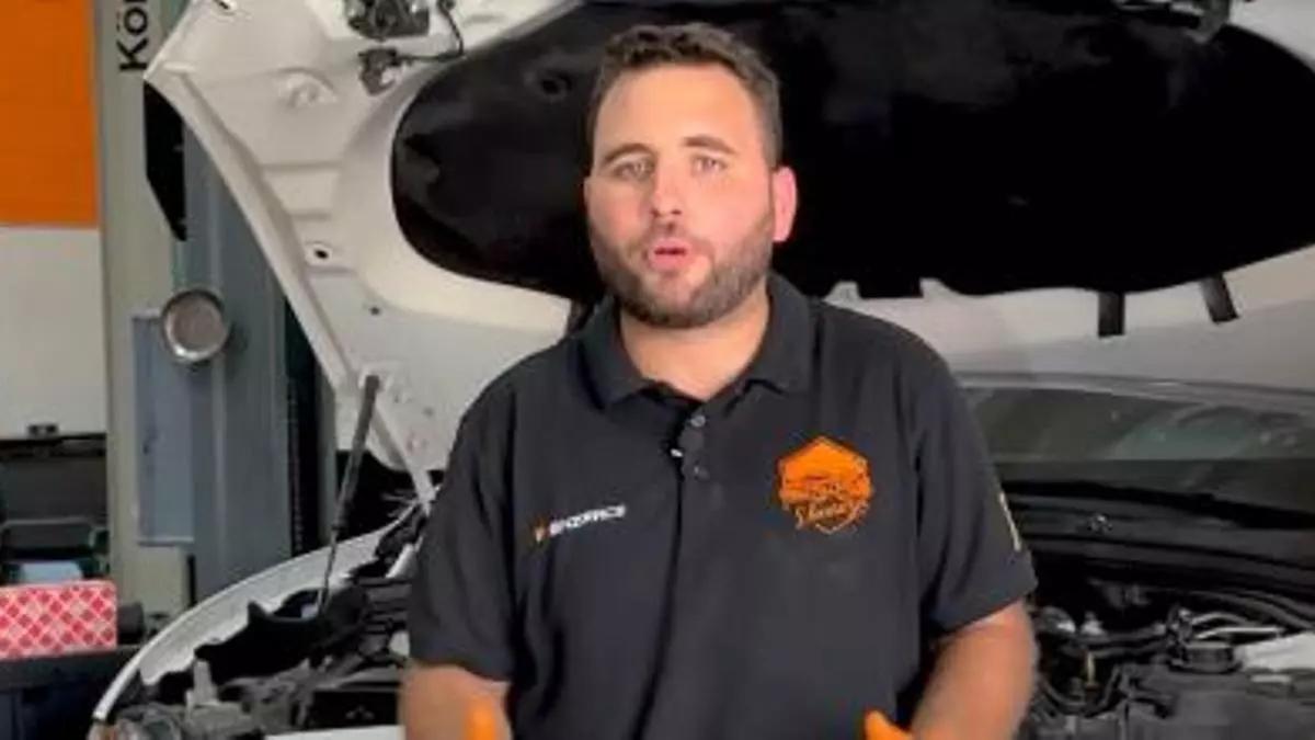 Juan José Ebenezer, mecánico.