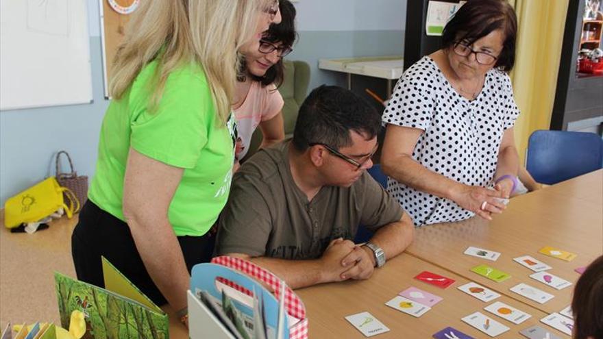 Los usuarios del Centro Ocupacional de Agón disfrutan en el club de lectura