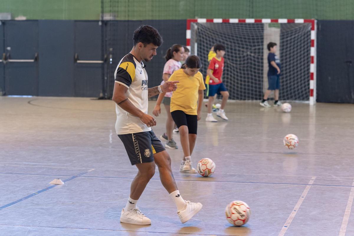 Juan Bernat, con los alumnos del CEIP Luis Vives de Xilxes.