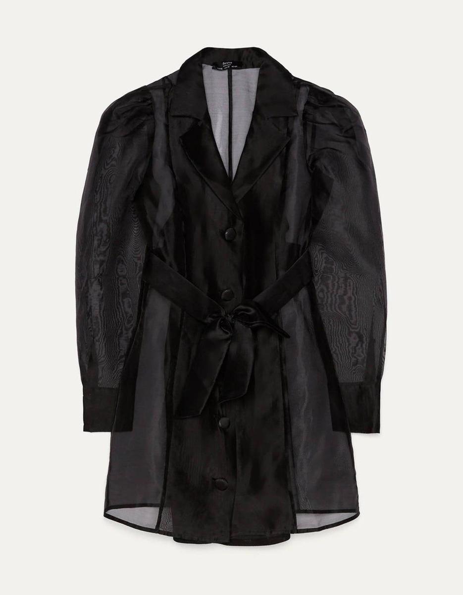 Vestido tipo blazer de organza, de Bershka (precio: 29,99 euros)