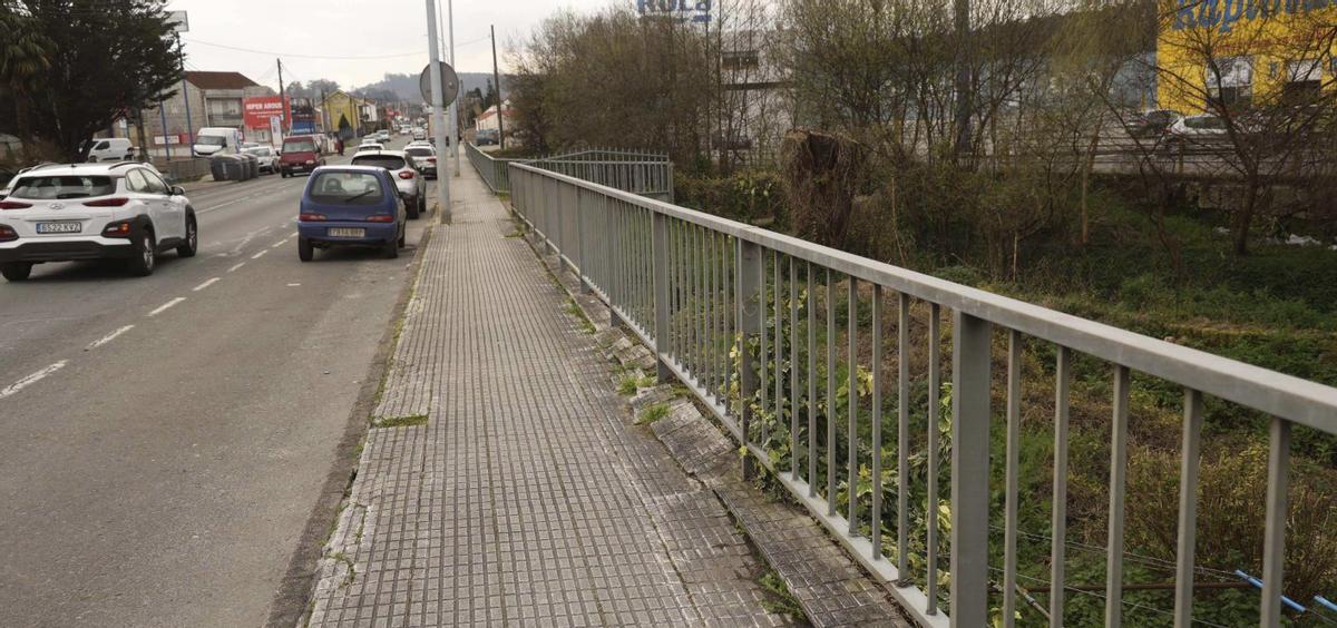El estado de la acera del puente del regato de O Con cada día es peor. | NOÉ PARGA