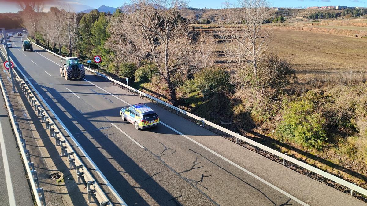 Tractors del Bages i el Berguedà marxen per la C-16 cap a Barcelona per celebrar el segon aniversari de la Revolta Pagesa