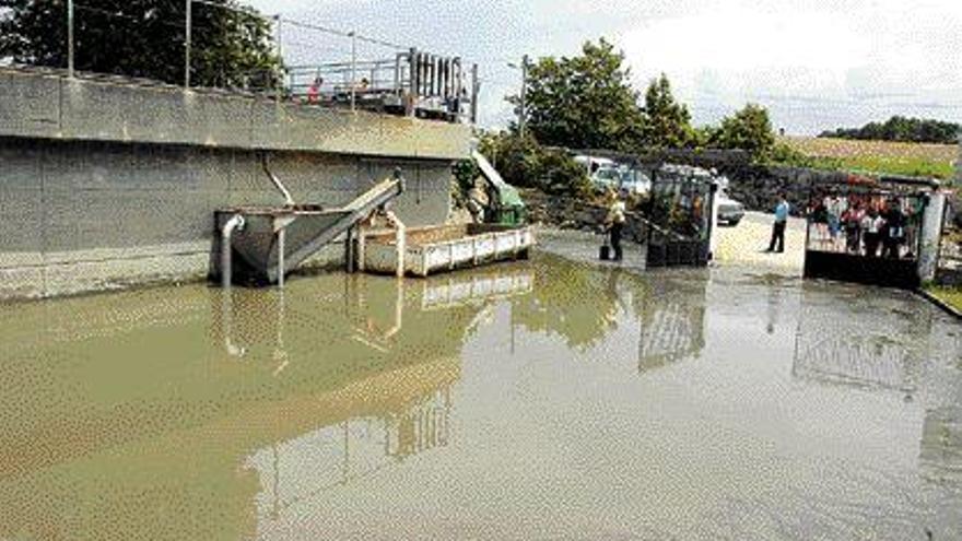 Inundaciones en la EDAR de Cangas, cuando fue imposible localizar a tiempo al vigilante, según recuerda Otero. / G. NÚñez