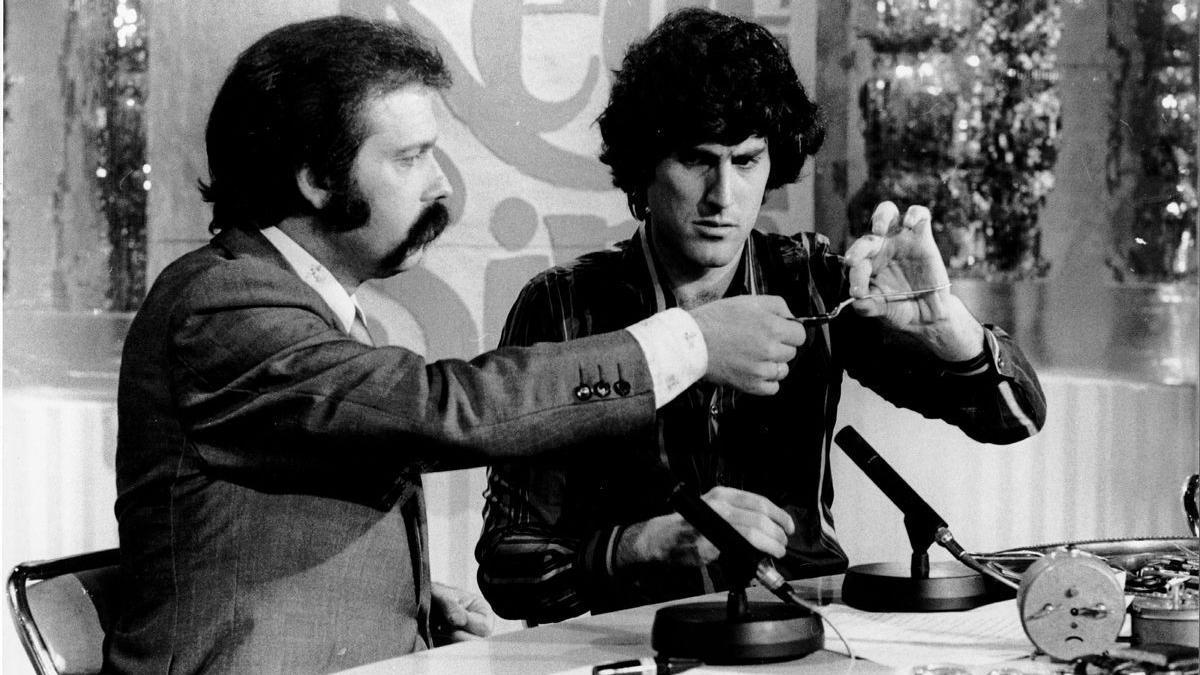 José María Íñigo con el mago Uri Geller en un programa de televisión.