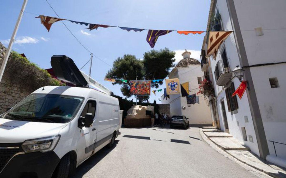 Banderolas en las calles de Dalt Vila. |