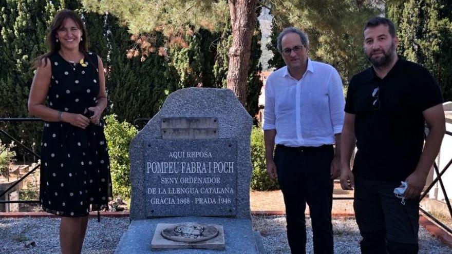 Quim Torra i Laura Borràs en la seva visita a la tomba del lingüista Pompeu Fabra