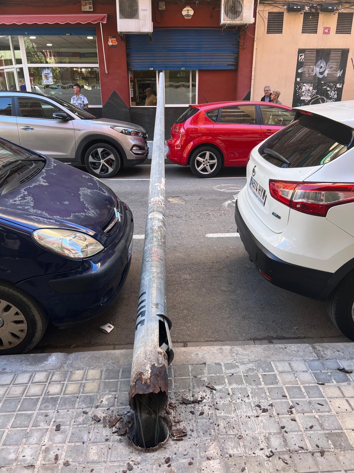 La farola caída, con la base podrida y caída &quot;imposible&quot;