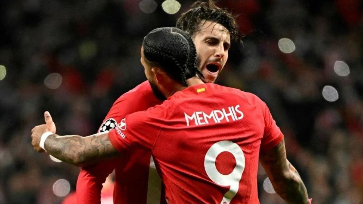 Mmephis y Mario Hermoso celebran un gol.