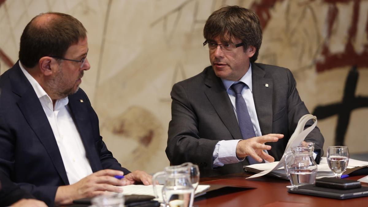Oriol Junqueras y Carles Puigdemont, este martes, en la reunión del Consell Executiu.