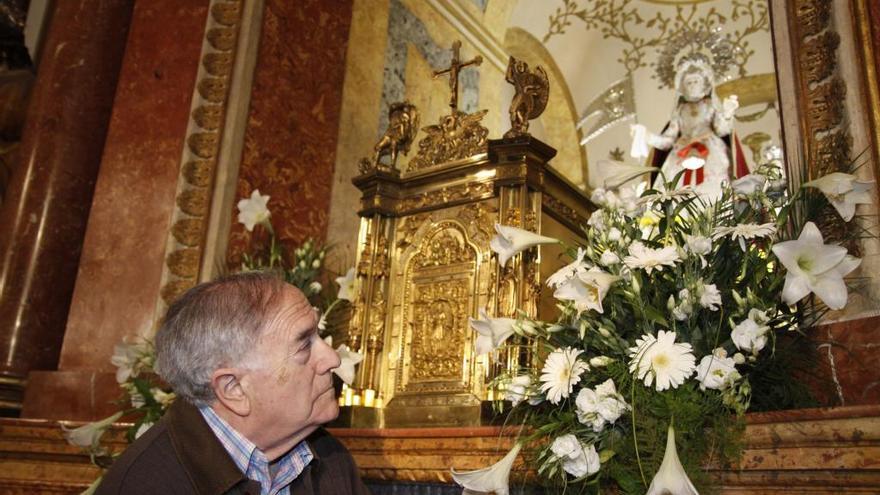Conrado Eguaras junto a la Virgen de la Concha de Zamora.
