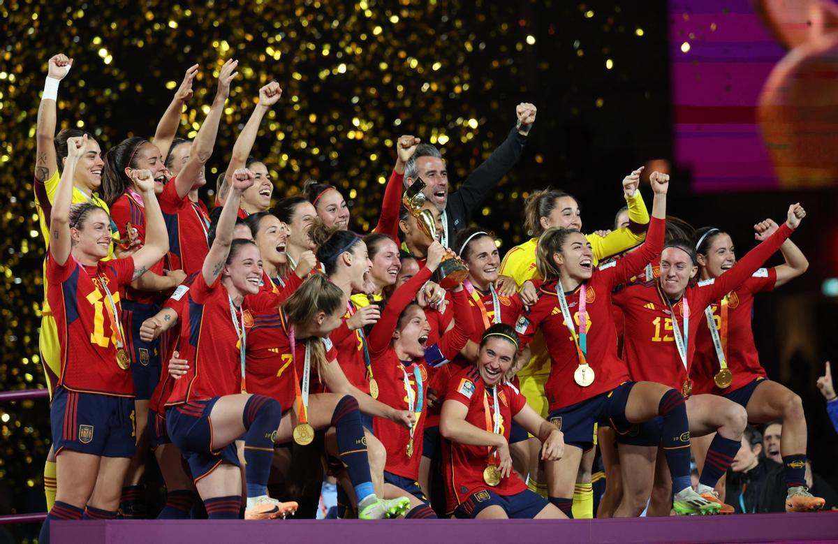 La capitana Ivana Andrés, nacida en Aielo de Malferit, levanta la copa del Mundial junto al resto de la selección.