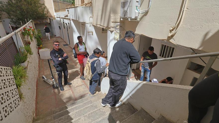 VÍDEO | Desahucian al inquilino de una de las infraviviendas del policía sancionado tras una denuncia por impago