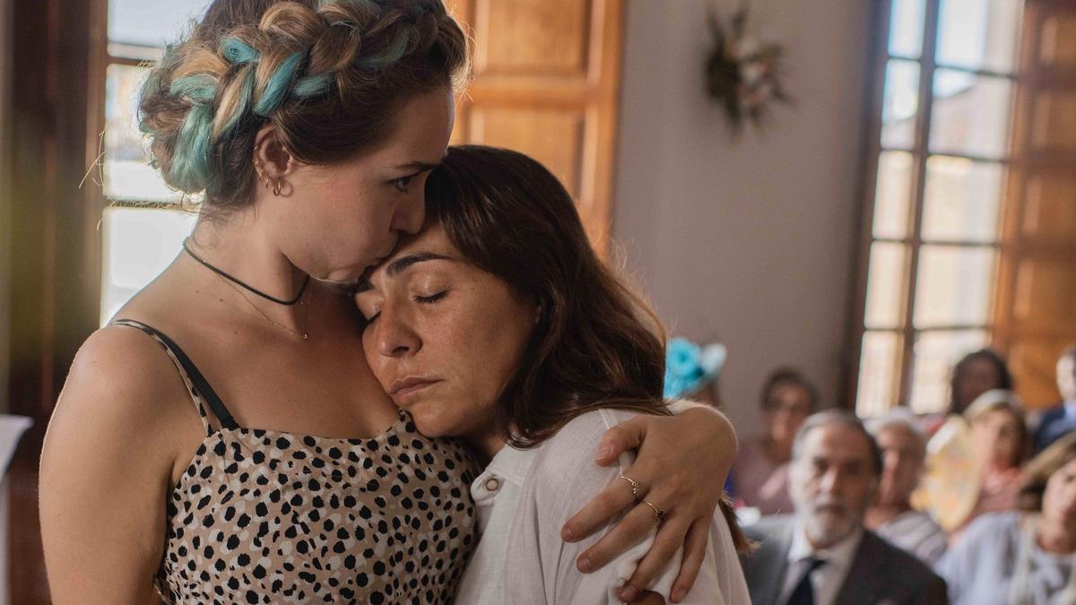 Fotograma de &#039;La boda de Rosa&#039;, con Paula Usero y Candela Peña.