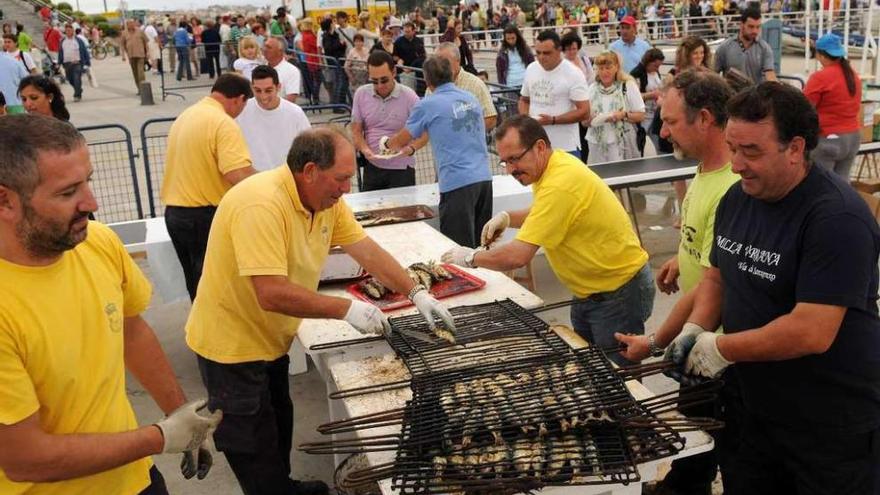 Sardiñada popular en el recinto del puerto deportivo de Sanxenxo celebrada el pasado año. // G. Santos