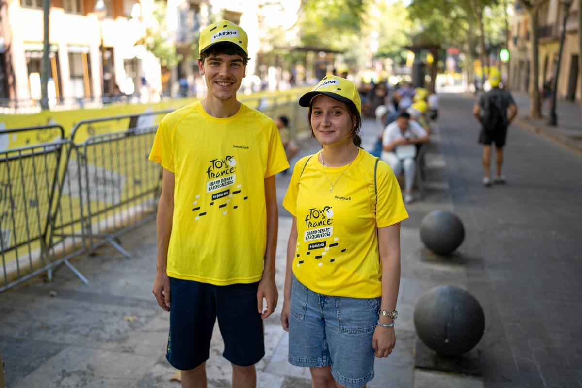 Alejandro y Arianna, voluntarios durante la presentación del Tour de Francia en Barcelona.