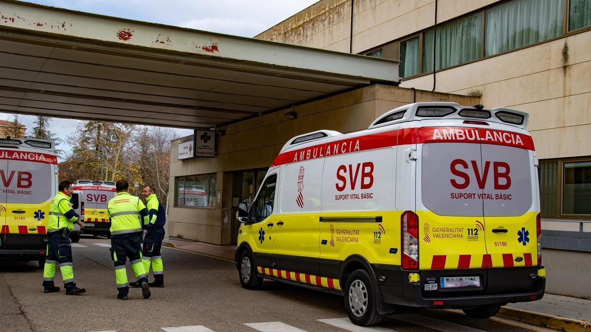 Ambulancias en Urgencias en el Hospital Virgen de los Lirios de Alcoy en una imagen de archivo.