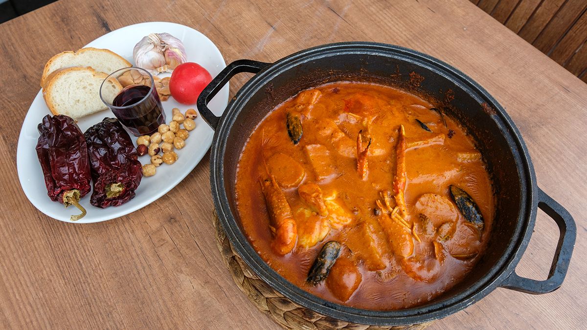 El romesco del Serrallo se transforma en guiso marinero, uno de los sabores más emblemáticos de la cocina de Tarragona.
