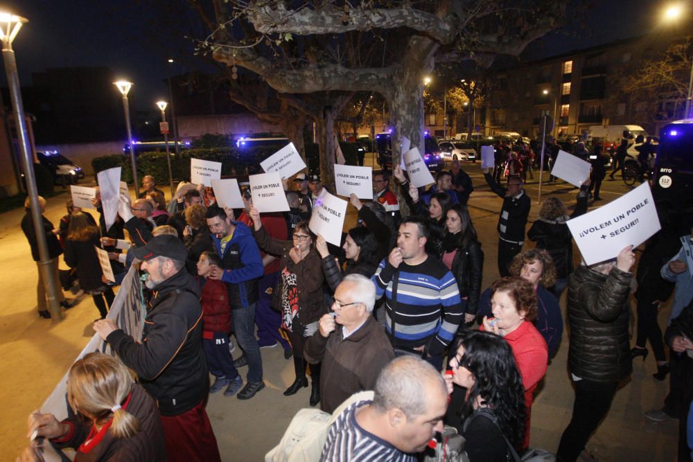 Dues concentracions s'han enfrontat a Salt per la inseguretat i el racisme