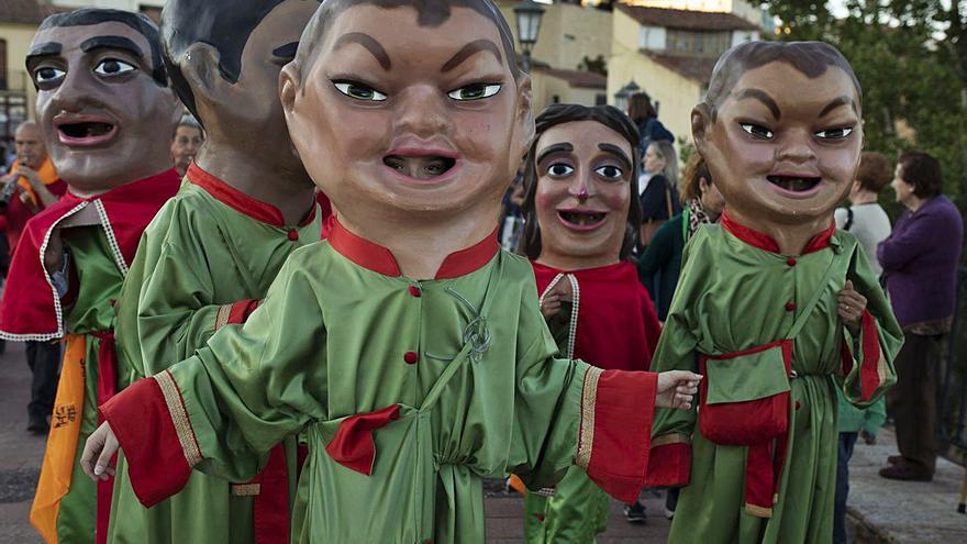 Gigantillas de la Asociación Tradición y Música Popular durante unas fiestas de San Pedro. | Emilio Fraile