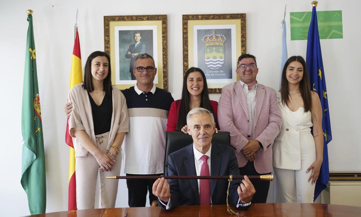 Los ediles electos de Xuntos posan junto a Taboada, tras su investidura, en 2023. |  Bernabé