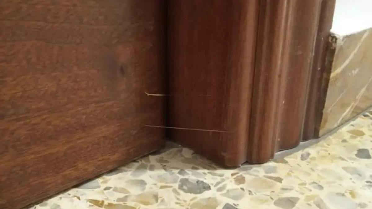 Señuelo de hilo invisible que dejaron en una vivienda.