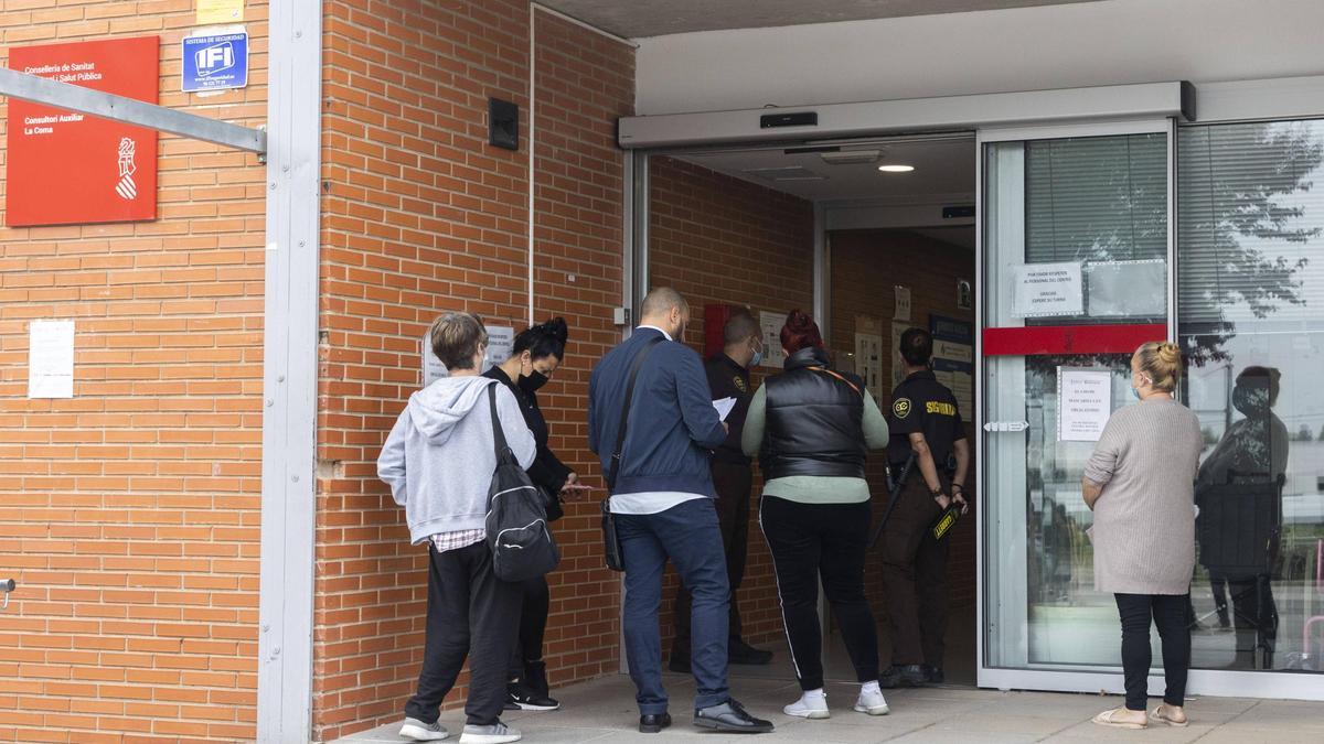 El Centro de Salud de La Coma con seguridad a la entrada en una imagen de archivo.