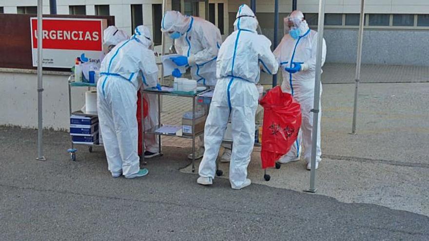 Equipo de sanitarios relizando PCR en el centro de Salud de Puebla. | A. S.