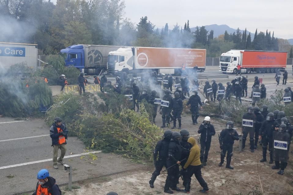 Desallotjament dels manifestants de l'AP-7