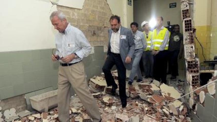 Ramón Luis Valcárcel, Constantino Sotoca y Francisco Jódar, durante la visita al instituto Ibáñez Martín, uno de los más afectados por el seísmo.