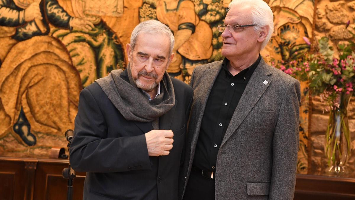 García-Bodaño (esq), a carón de Víctor Freixanes, nunha homenaxe da RAG en 2019.