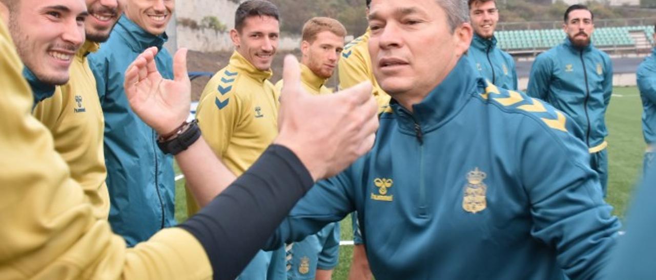 Tino Luis saluda al plantel del filial, con la sonrisa del capitán, Joel del Pino, en el margen derecho.