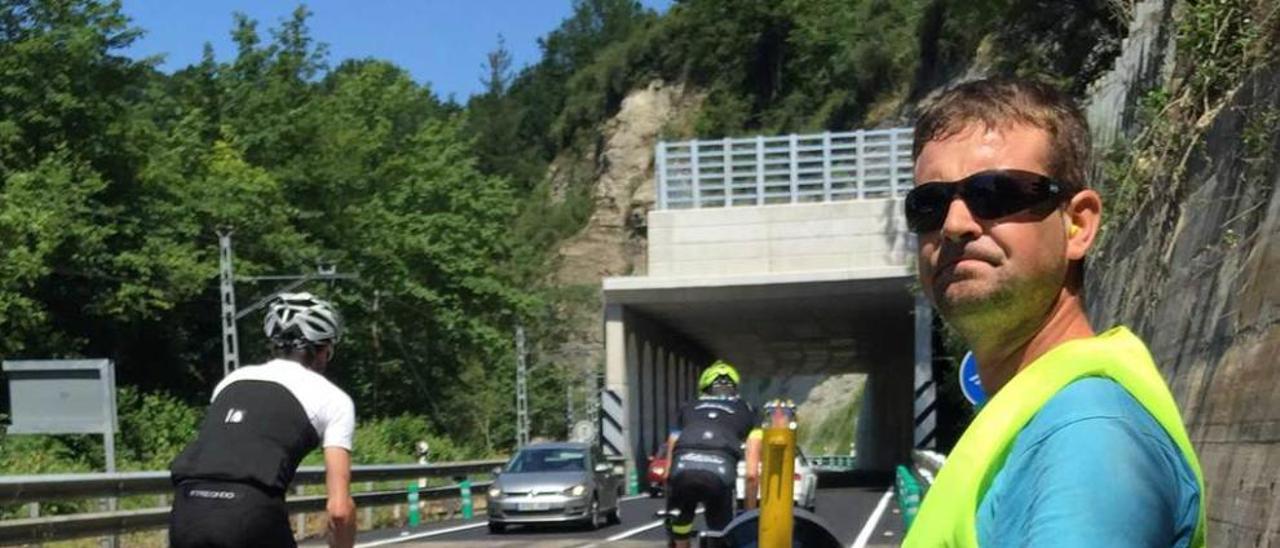 Momento de la retirada del último semáforo de la N-634 en Arobes.