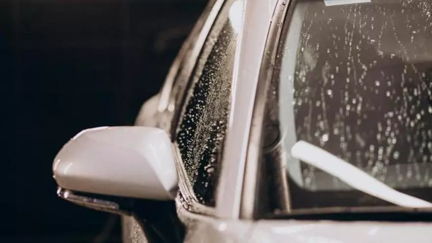 ¿Pasas calor en el coche? Sigue estos consejos para evitarlo este verano