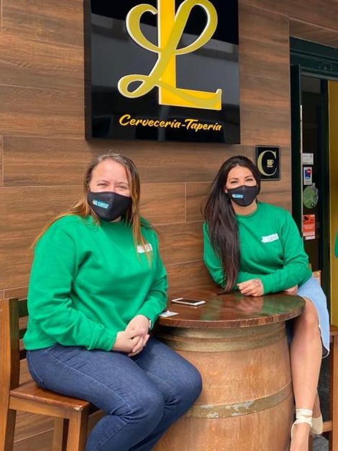 Beatriz Castro (izq.), con Celeste Rivera, propietaria del restaurante La Lucense, en O Grove, y encargada de la zona de Lugo.