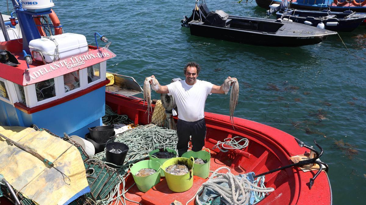 El pescador Fernando Sanromán, propietario del buque «Adelante Legión Dos», a su llegada al puerto de Canido.