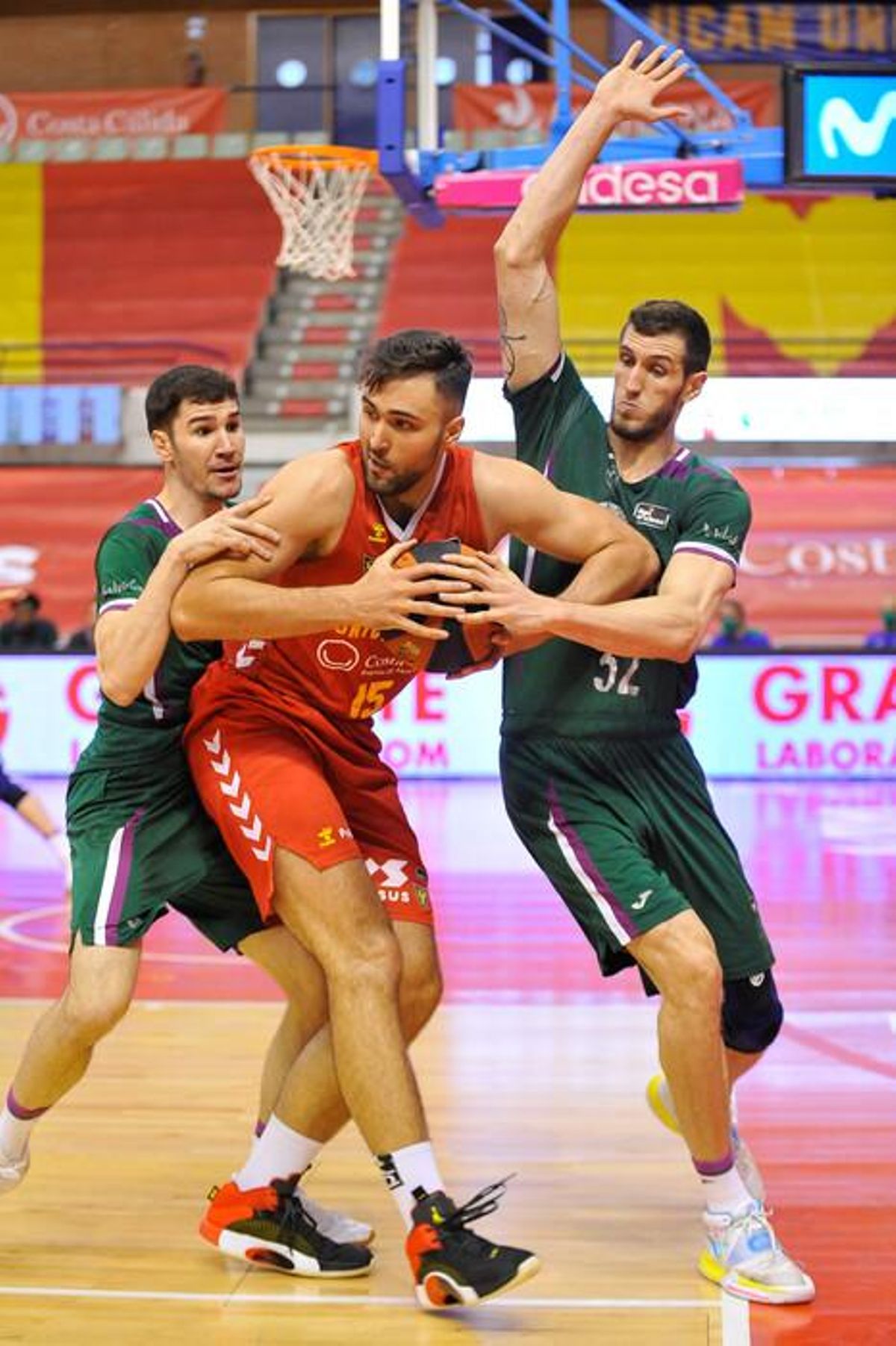 Emanuel Cate, durante el partido ante el Unicaja, defendiendo el balón.