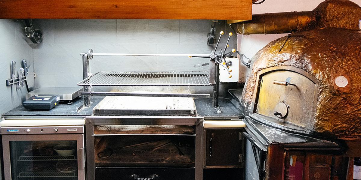 Sus asados son cocinados de forma tradicional en su horno de leña