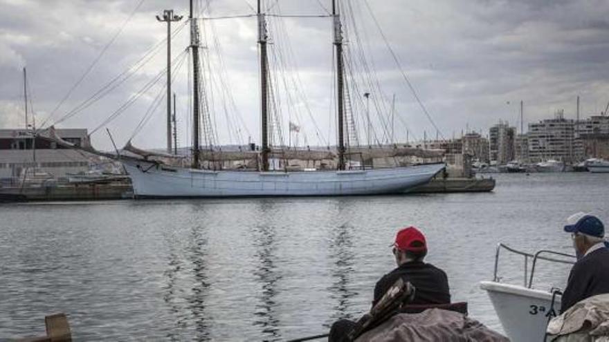 El pailebote Pascual Flores, amarrado a puerto