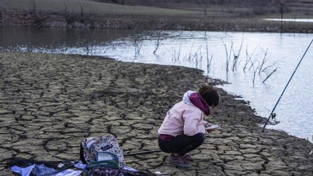 El sòl del pantà de Sau, quarterat per la falta d’aigua durant la sequera passada, l’abril del 2023. | ZOWY VOETEN