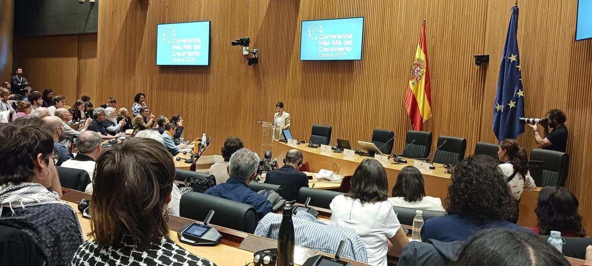 Imagen de la Conferencia Más Allá del Crecimiento en la Sala Ernst Lluch  del Congreso de los Diputados  del 26 de septiembre de 2025.
