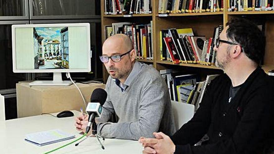 Eduard Bech (esquerra), durant la presentació de les obres.