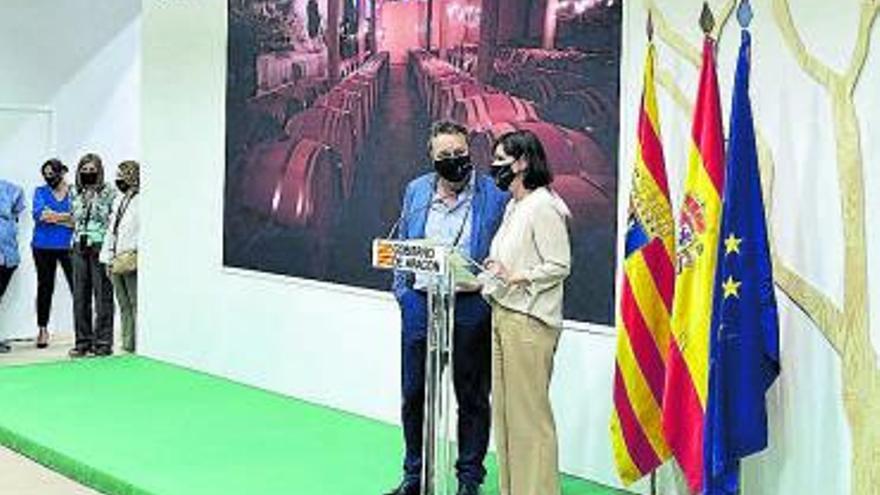 Paco Nadal y Elena Allué, directora general de Turismo de Aragón, presentaron el video del primero en Fitur.