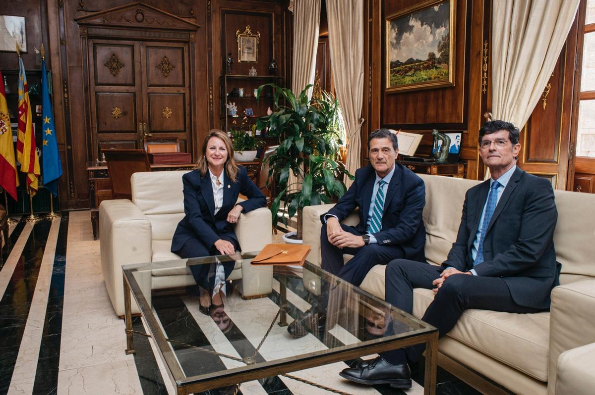 La alcaldesa Begoña Carrasco reunida con Enrique Gimeno y Pascual Fernández en el Ayuntamiento
