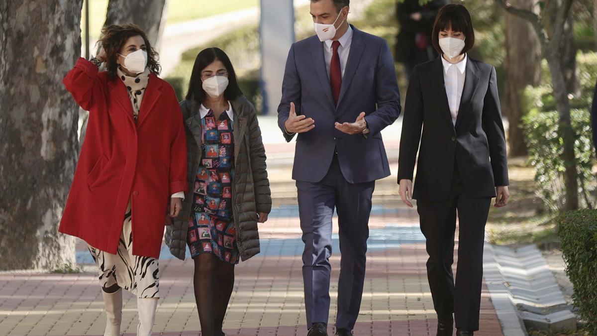 El presidente del Gobierno, Pedro Sánchez, con las ministras Carolina Darias, Diana Morant y María Jesús Montero.