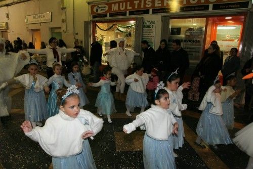 Cabalgata de la ilusión y cuento "El año que Mama Noel repartió los regalos"