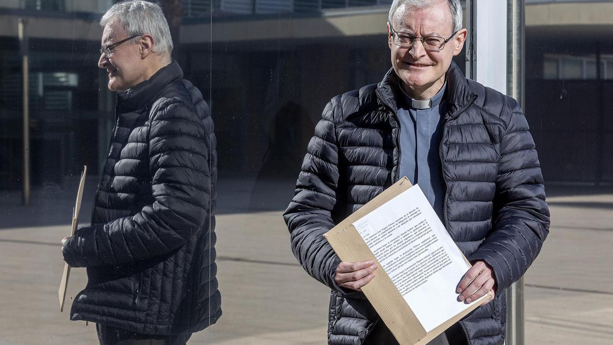 El sacerdote José Vegara se expone a la excomunión al acusar al Papa de hereje en un escrito registrado en la Diócesis