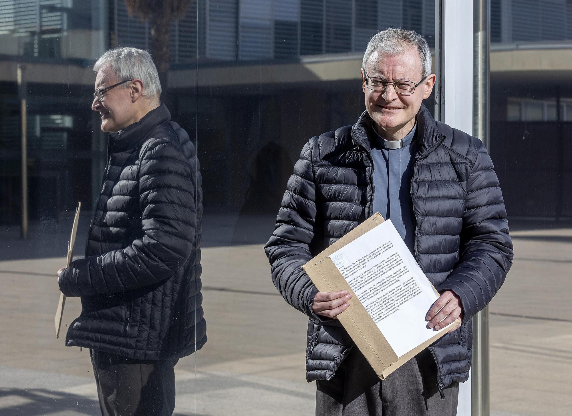 El sacerdote José Vegara se expone a la excomunión al acusar al Papa de  hereje en un escrito registrado en la Diócesis